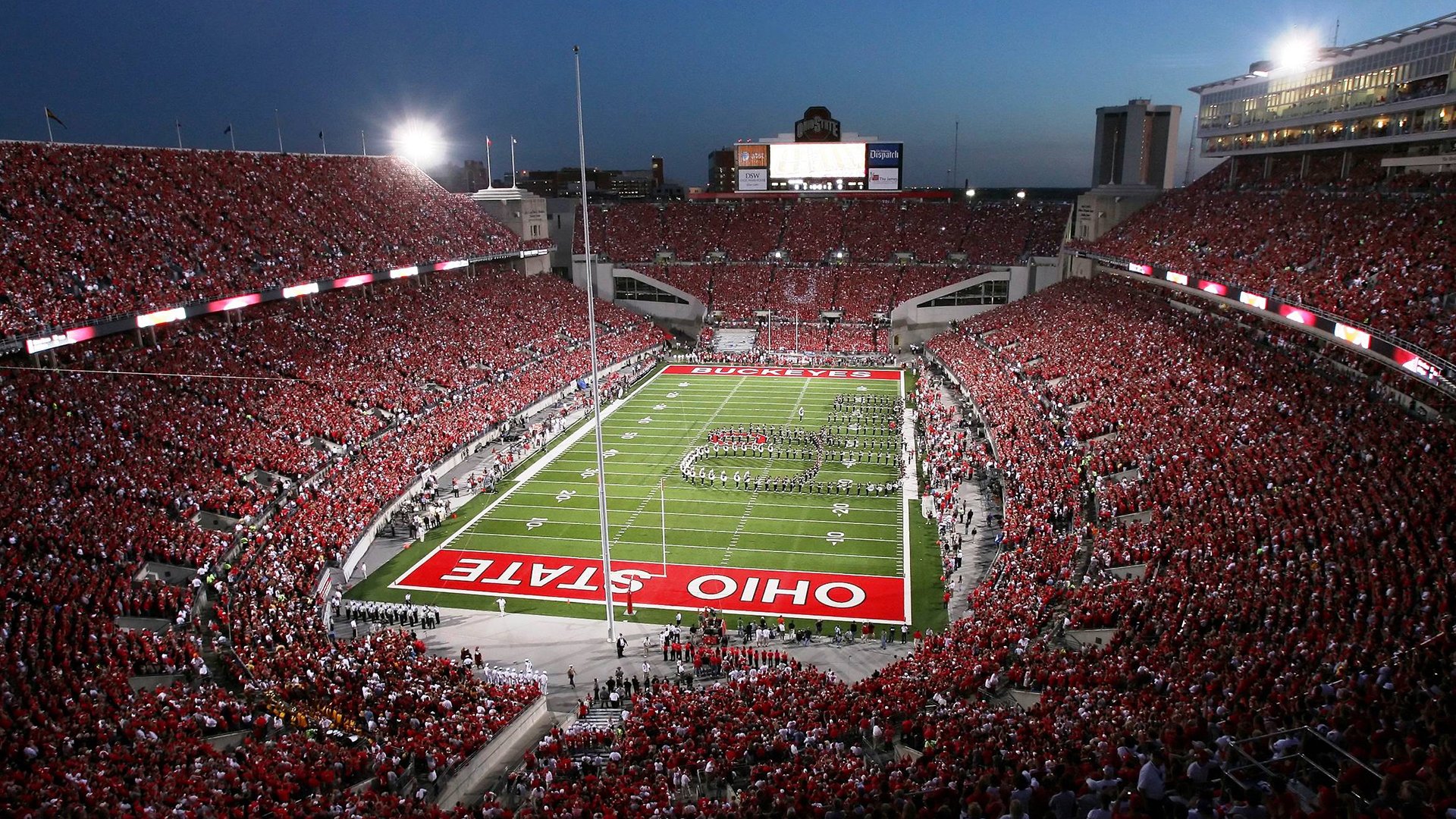 开云体育网页版-詹姆斯赛前与队友击掌传递信心，詹姆斯开场和队友击掌